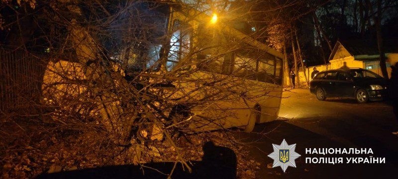 Поліція Києва затримала п’яного чоловіка, який угнав автобус і влаштував ДТП