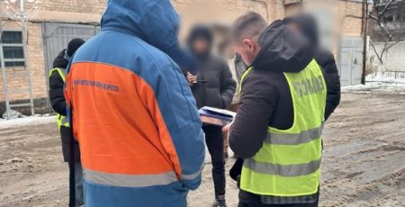 Затримано посадовця «Київтеплоенерго» у справі про падіння дівчини в яму з окропом на ділянці, де стався порив тепломережі
