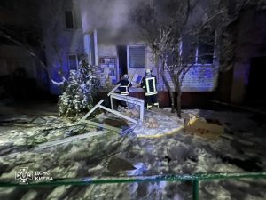 Вибух газу у Києві: зруйновано балкон багатоповерхівки, чоловік зазнав опіків (відео)