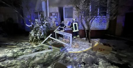 Вибух газу у Києві: зруйновано балкон багатоповерхівки, чоловік зазнав опіків (відео)