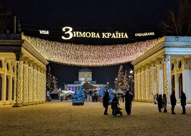 Правоохоронці знайшли чоловіка, який влаштував бійку у роздягальні ковзанки на ВДНГ (фото, відео)