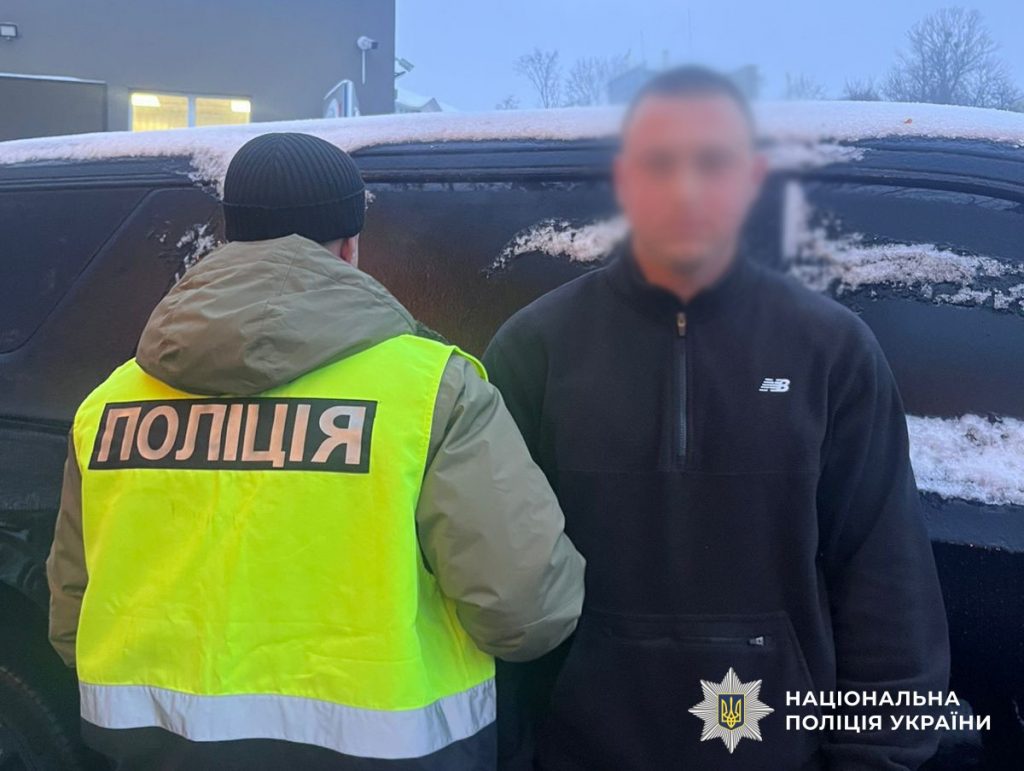 Правоохоронці знайшли чоловіка, який влаштував бійку у роздягальні ковзанки на ВДНГ (фото, відео)