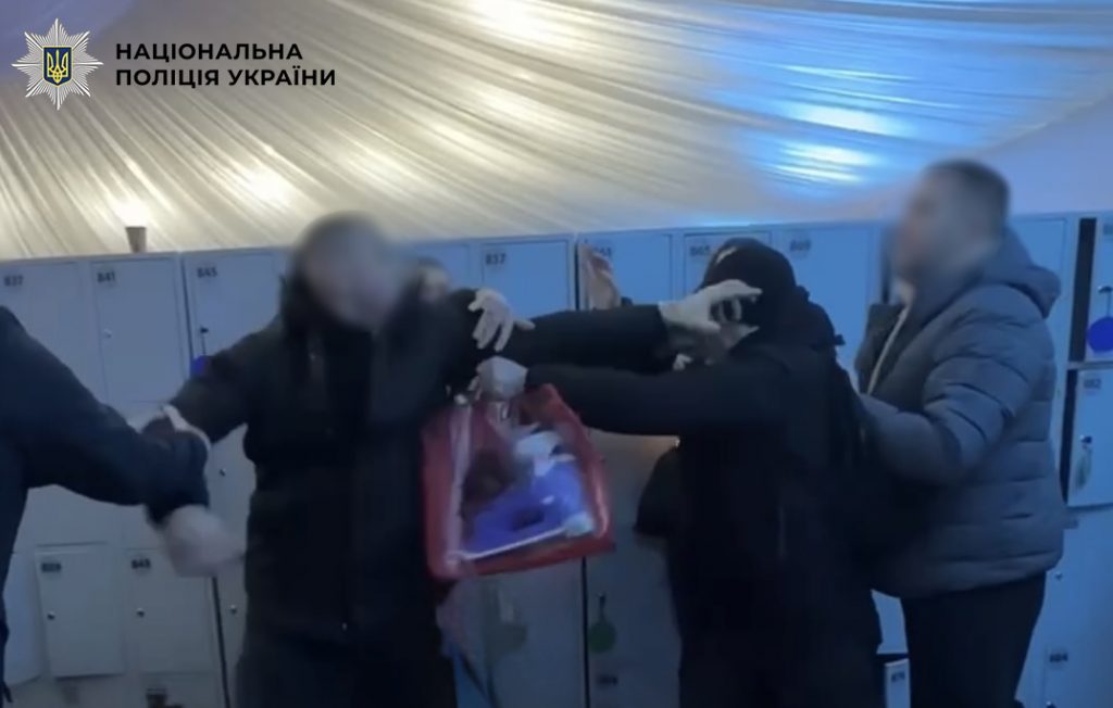 Правоохоронці знайшли чоловіка, який влаштував бійку у роздягальні ковзанки на ВДНГ (фото, відео)