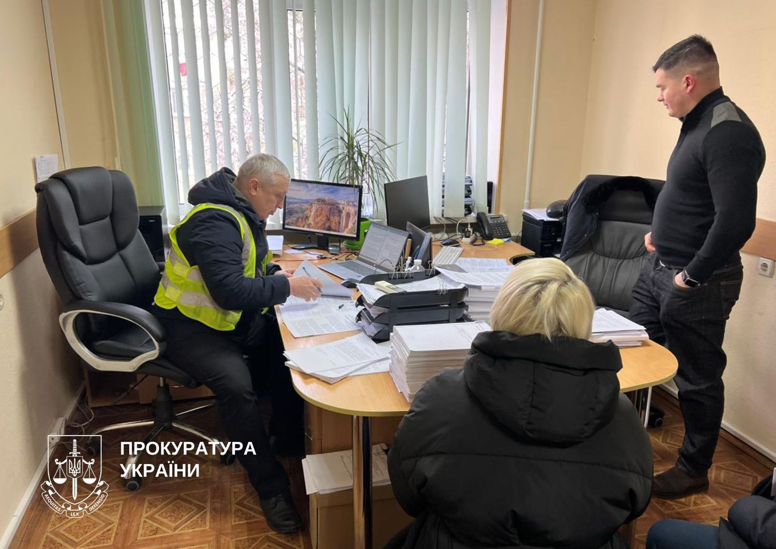 Посадовицю ШЕУ Святошинського району підозрюють у зловживанні на закупівлі асфальтобетону