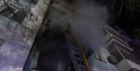 У середмісті Києва при пожежі в п'ятиповерхівці врятували дитину та 3 дорослих