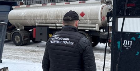 У Києві БЕБ ліквідувало нелегальну АЗС: демонтували обладнання та вилучили бензовоз (відео)