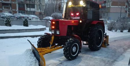 У Києві дороги та тротуари розчищають 128 одиниць спецтехніки