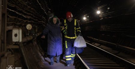 У Києві з тунелів метро під час зупинки потягів вивели майже півтисячі людей (фото, відео)
