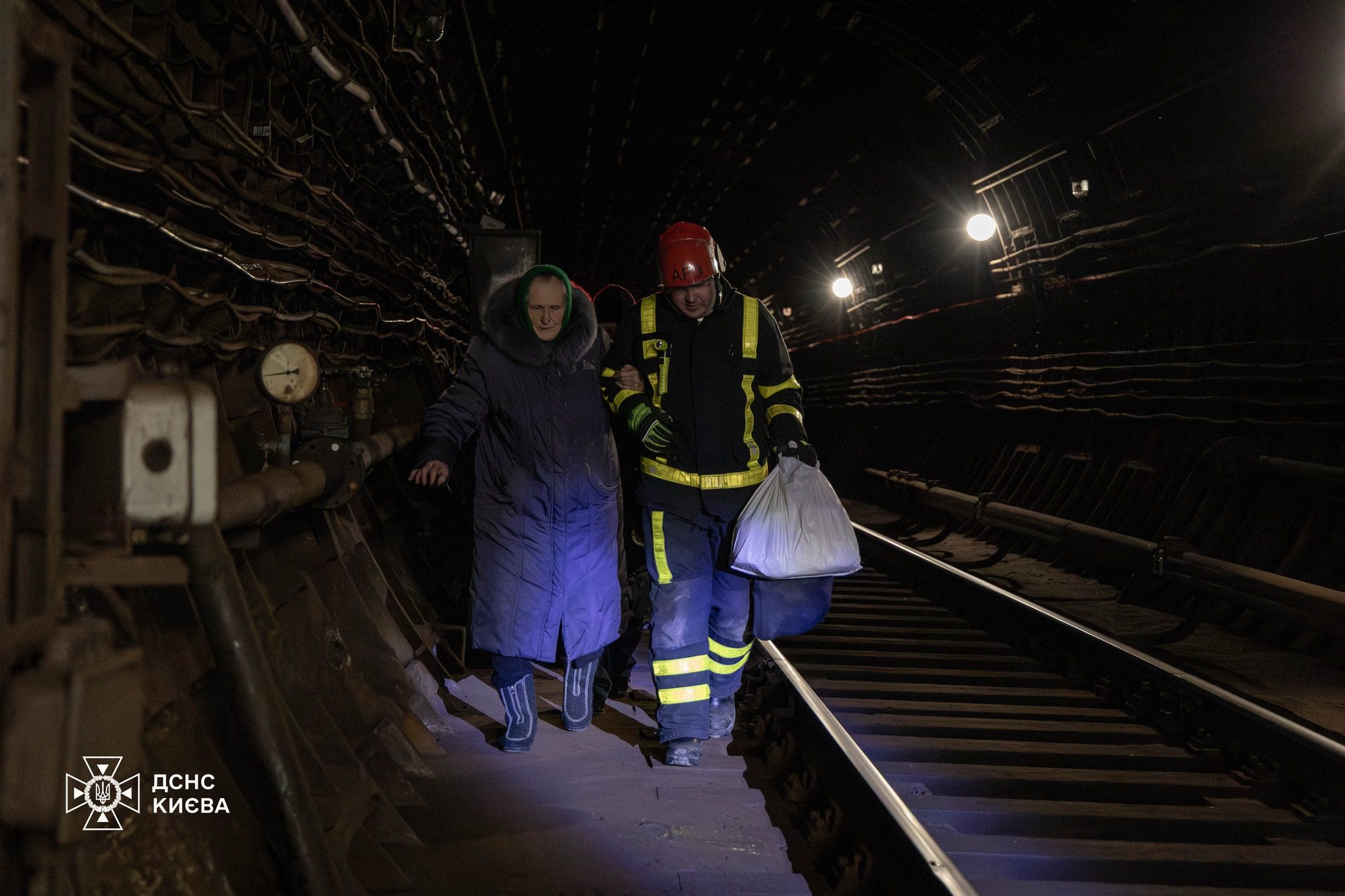 У Києві з тунелів метро під час зупинки потягів вивели майже півтисячі людей (фото, відео)