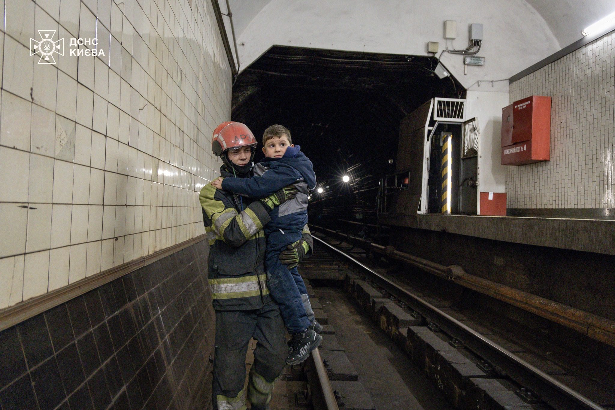 У Києві з тунелів метро під час зупинки потягів вивели майже півтисячі людей (фото, відео) У Києві з тунелів метро під час зупинки потягів вивели майже півтисячі людей (фото, відео)
