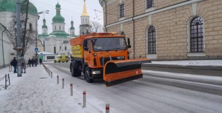 Прибирання снігу: у Києві розчищають дороги 200 одиниць спецтехніки й півтисячі комунальників руками