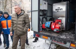 Кличко доручив виплатити додаткову винагороду фахівцям, які відновлюють Київ після ворожих атак