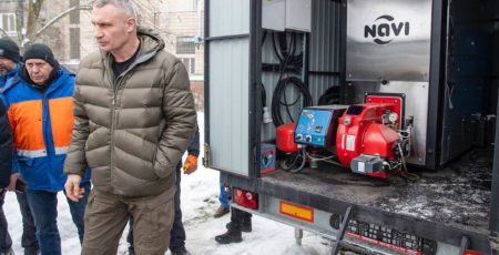 Кличко доручив виплатити додаткову винагороду фахівцям, які відновлюють Київ після ворожих атак