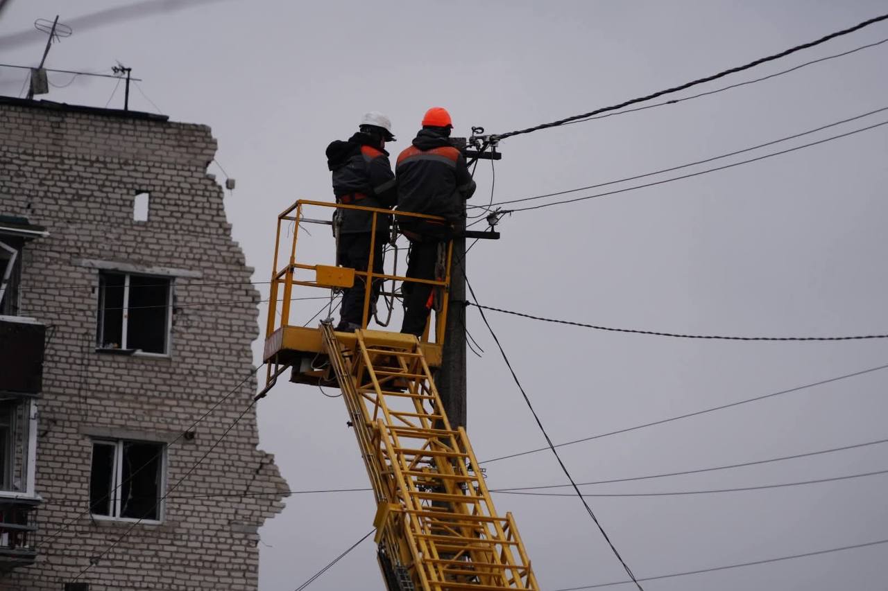 Через обстріли та негоду без електропостачання залишаються понад 370 тисяч родин пристоличного регіону, Славутич знов повністю знеструмлено
