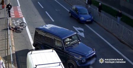 У Києві судитимуть водія Mercedes, який жорстоко побив велосипедиста та залишив його непритомним