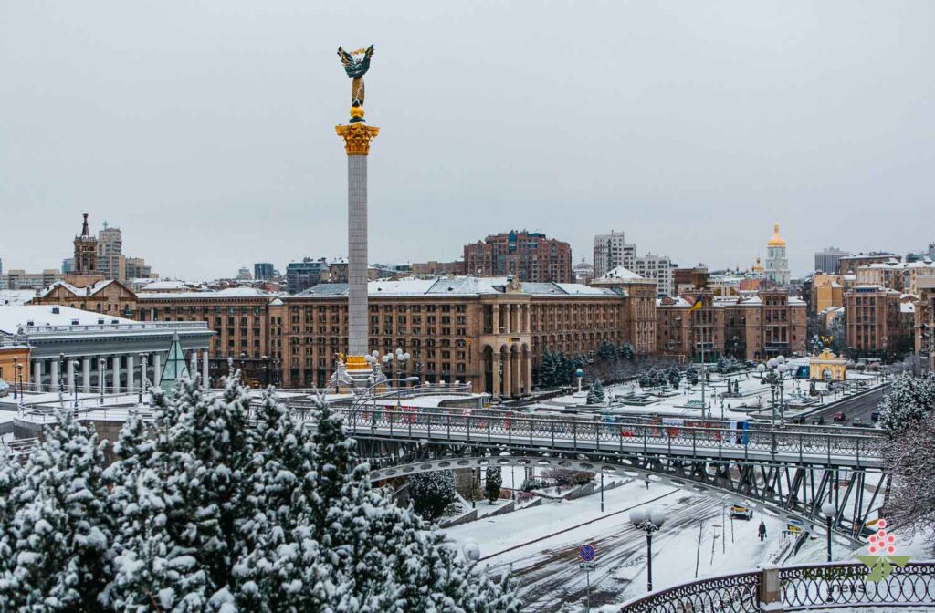 Київ накрило снігом: на вулиці столиці вивели понад 260 одиниць спецтехніки