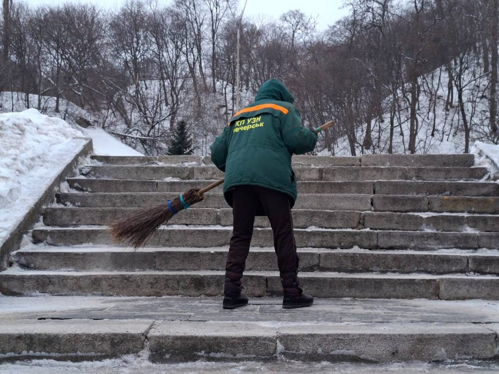 Прибирання снігу: у Києві розчищають дороги 200 одиниць спецтехніки й півтисячі комунальників руками