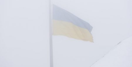 У столиці через прогнозований сніг тимчасово приспустили головний прапор України