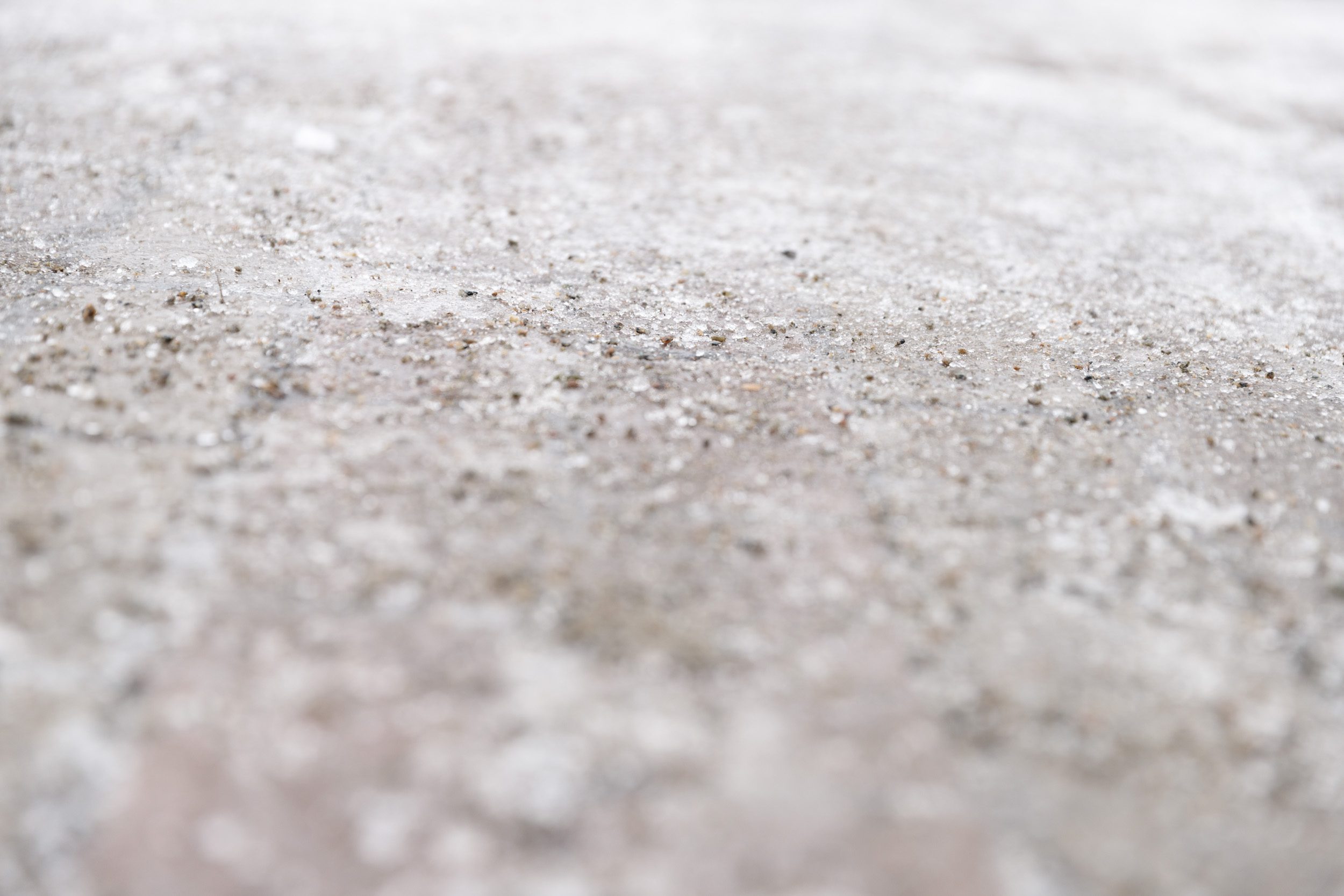 У столиці дороги і тротуари розчищують від снігу півтисячі комунальників