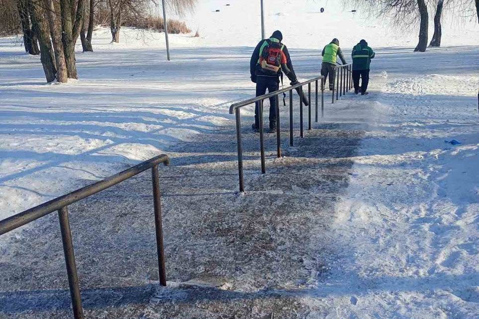 Дороги Києва обробляють та розчищають від снігу 192 одиниці спецтехніки