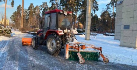 Дороги Києва обробляють та розчищають від снігу 192 одиниці спецтехніки