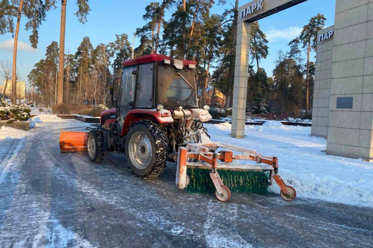 Дороги Києва обробляють та розчищають від снігу 192 одиниці спецтехніки