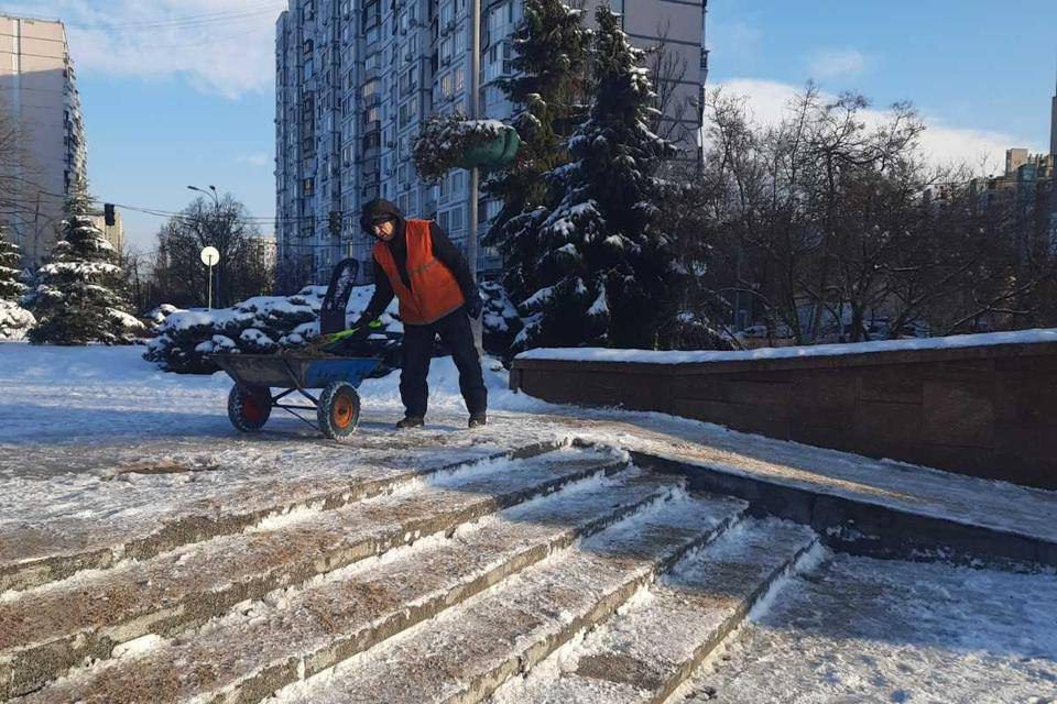 Дороги Києва обробляють та розчищають від снігу 192 одиниці спецтехніки