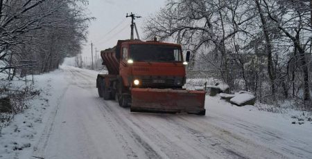 Дороги Київщини від снігу очищають понад 170 одиниць спецтехніки