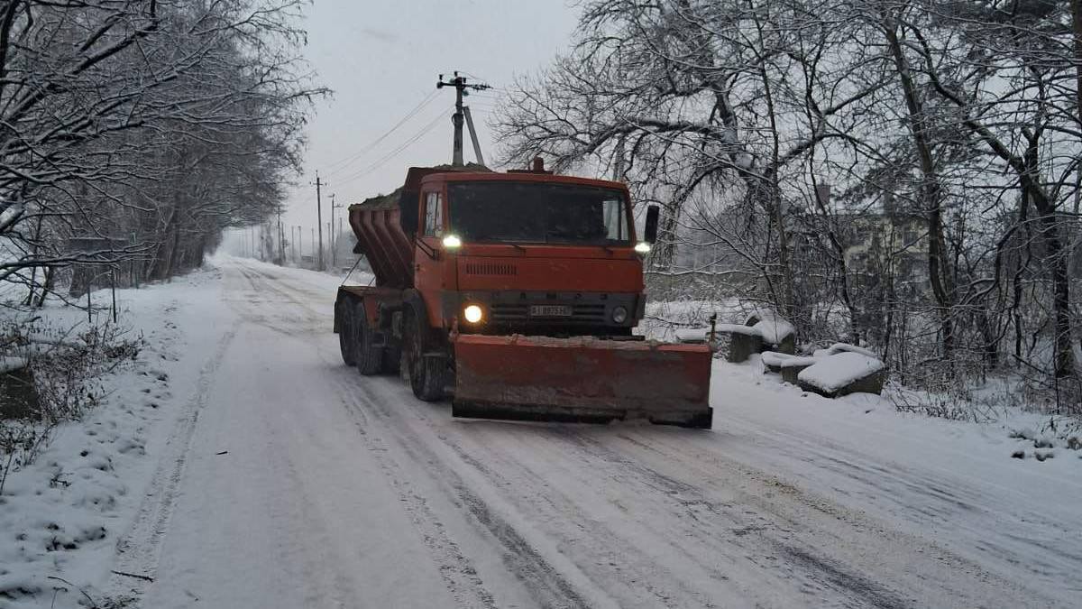 Дороги Київщини від снігу очищають понад 170 одиниць спецтехніки