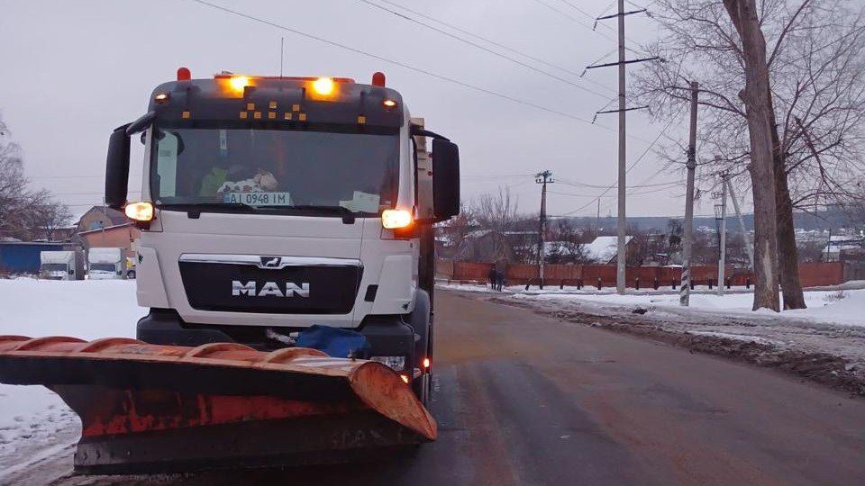 На Київщині до розчищення доріг та протиожеледної обробки залучено 152 одиниці спецтехніки