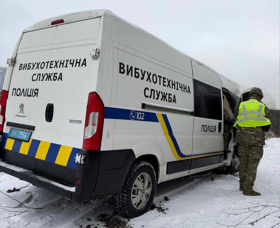 Хвиля мінувань у Києві: вибухотехніки проводять перевірку