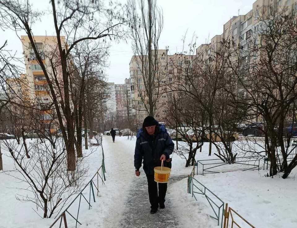 Прибирання снігу: у Києві розчищають дороги 200 одиниць спецтехніки й півтисячі комунальників руками