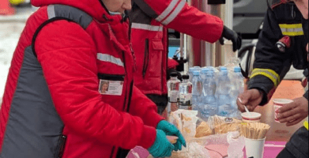 Департамент промисловості передав продукти першої необхідності для штабів підтримки, що розгорнуті біля пошкоджених будинків, — Костіков