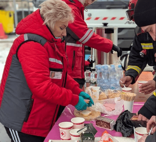 Департамент промисловості передав продукти першої необхідності для штабів підтримки, що розгорнуті біля пошкоджених будинків, — Костіков