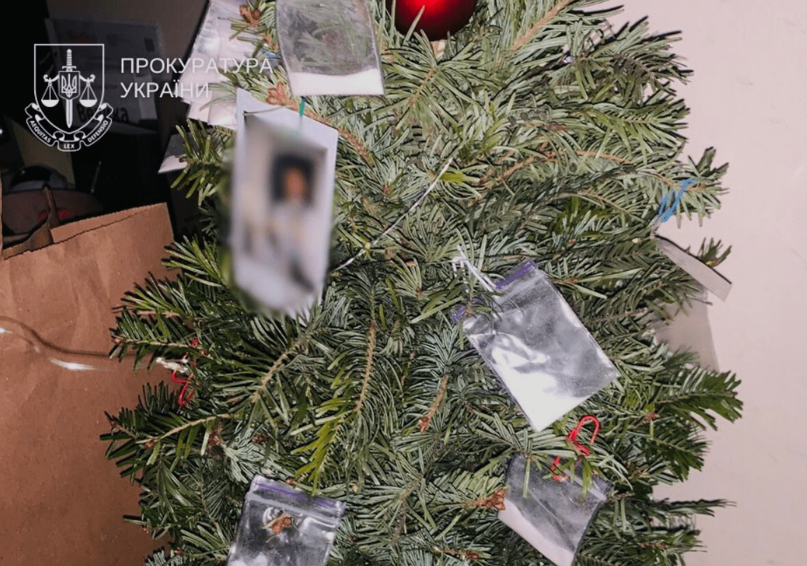 У Києві іноземець прикрасив пакетиками з наркотиками свою ялинку (фото)