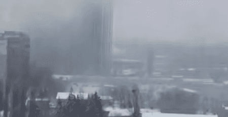 Мешканців Святошинського району просять не виходити на вулицю через погіршення стану повітря внаслідок масштабної пожежі (відео)