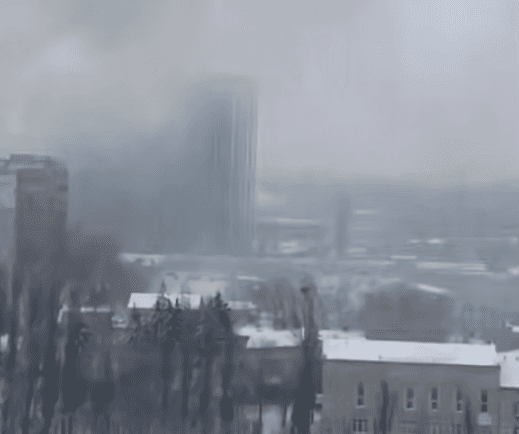 Мешканців Святошинського району просять не виходити на вулицю через погіршення стану повітря внаслідок масштабної пожежі (відео)