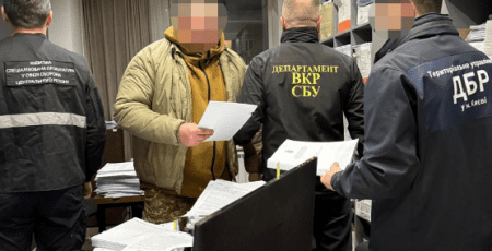 На Київщині викрили командира військової частини, який брав гроші з підлеглих за «відпустки»