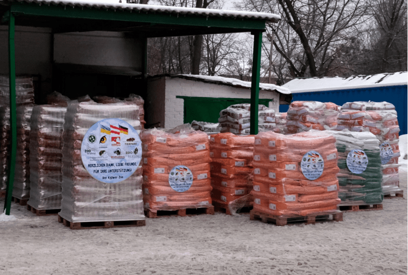 Столичний зоопарк отримав 22 тонни високоякісних кормів для тварин