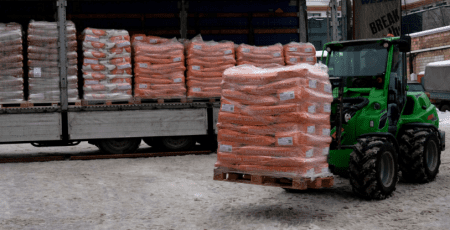 Столичний зоопарк отримав 22 тонни високоякісних кормів для тварин