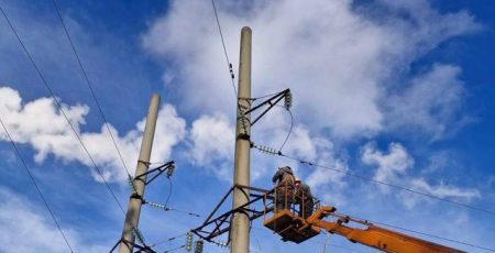 На Київщині аварійні бригади повернули світло майже 400 тисячам абонентів, роботи тривають цілодобово, - Микола Калашник