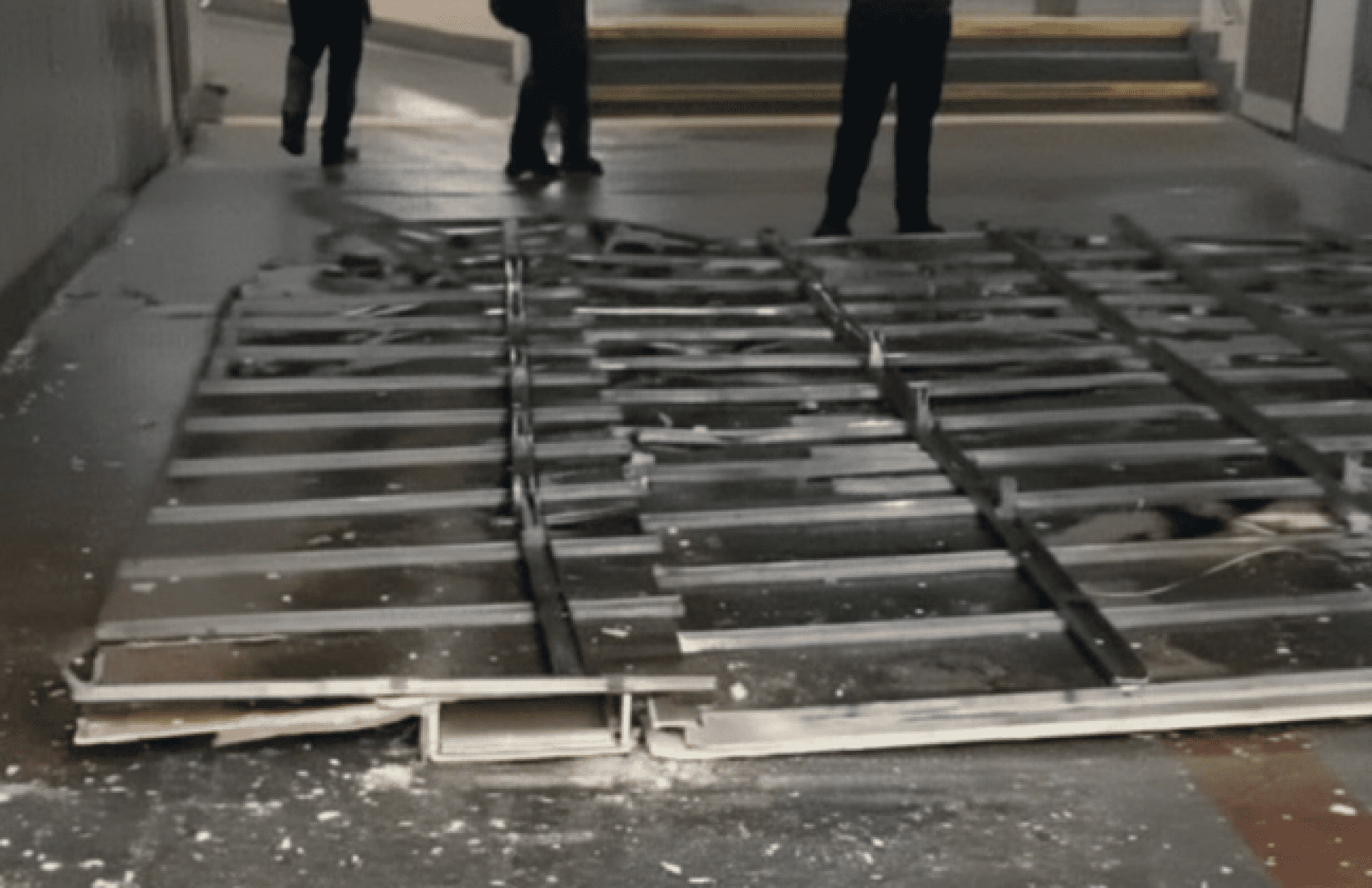 На столичній станції метро "Теремки" обвалилась стеля