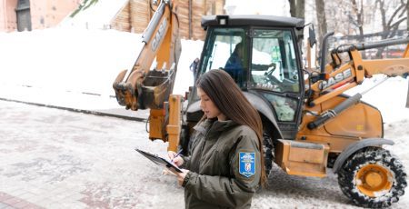 Столичні інспектори за добу внесли 377 приписів за неякісне прибирання снігу