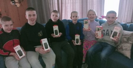 Тисячу повербанків передали дитячим будинкам сімейного типу та патронатним сім’ям на Київщині