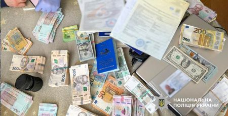 У Києві поліція викрила маштабну схему "бізнесу" на ветпаспортах для тварин (фото, відео)