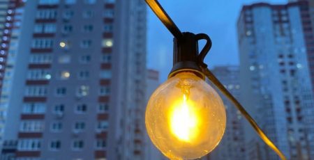 У Броварах поступово відновлюють світло