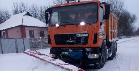 На Київщині до розчищення доріг та протиожеледної обробки залучено 228 одиниць спецтехніки