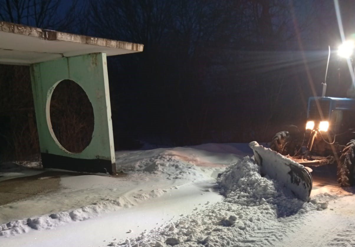 На Київщині до розчищення доріг та протиожеледної обробки залучено 229 одиниць спецтехніки