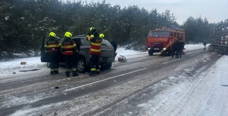 На Вишгородщині через зіткнення автомобіля з тягачем загибла жінка (фото)