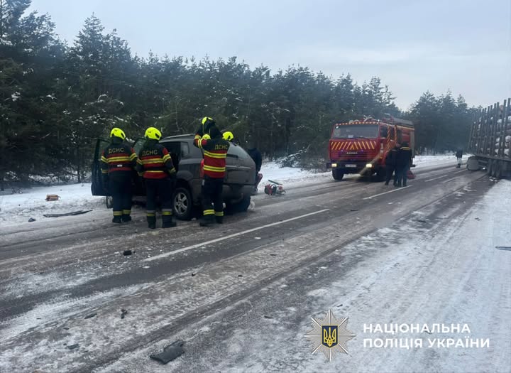 На Вишгородщині через зіткнення автомобіля з тягачем загибла жінка (фото)